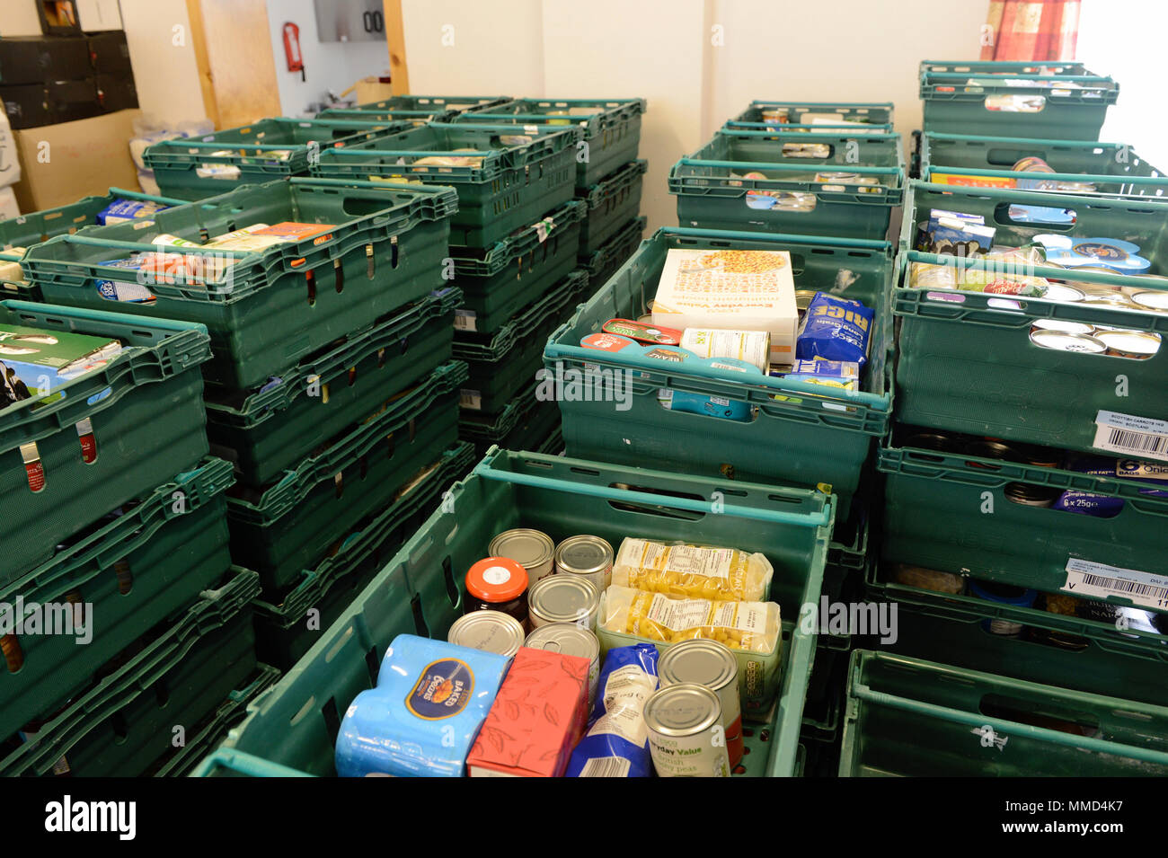 Boîtes de nourriture entassée dans une banque alimentaire pour les personnes dans le besoin Banque D'Images