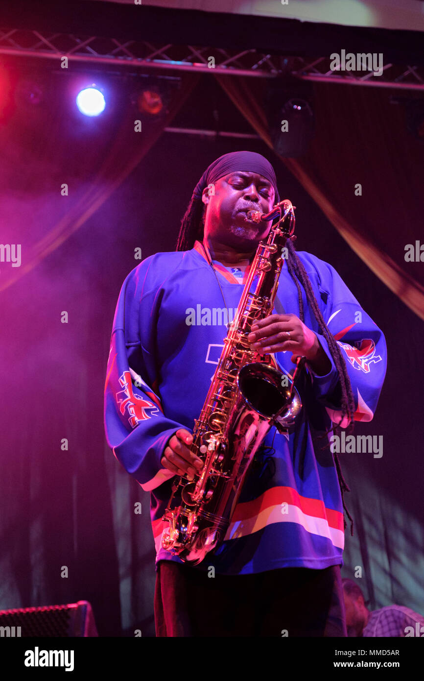Courtney Pine se produisant au Festival de Jazz, Cheltenham Cheltenham, Royaume-Uni. Le 4 mai 2018 Banque D'Images