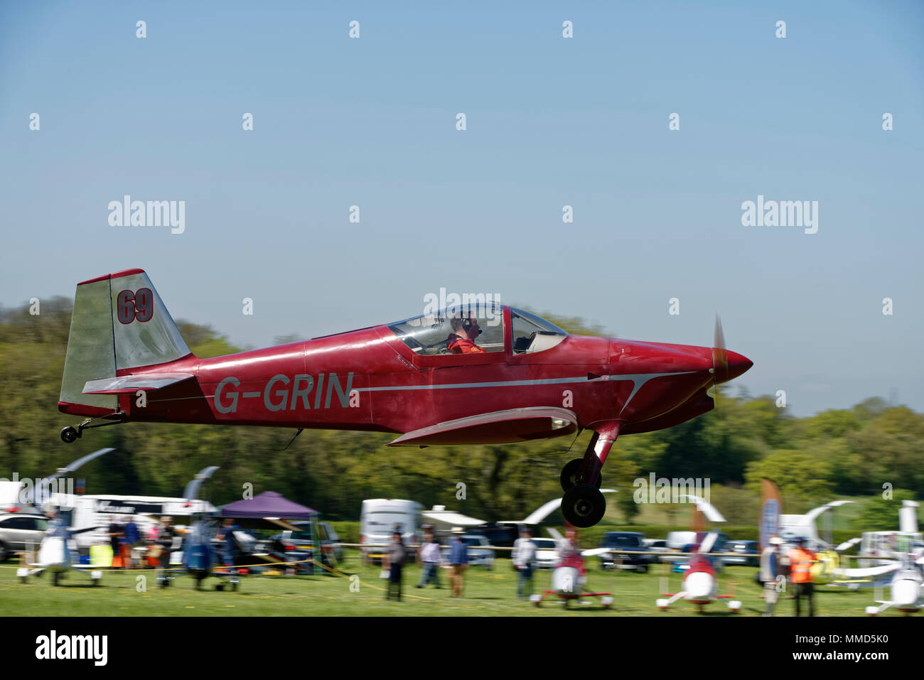 Dark Red Cars RV-6 homebuilt G-avion départ de l'Aérodrome de Popham GRIN dans le Hampshire, au Royaume-Uni Banque D'Images