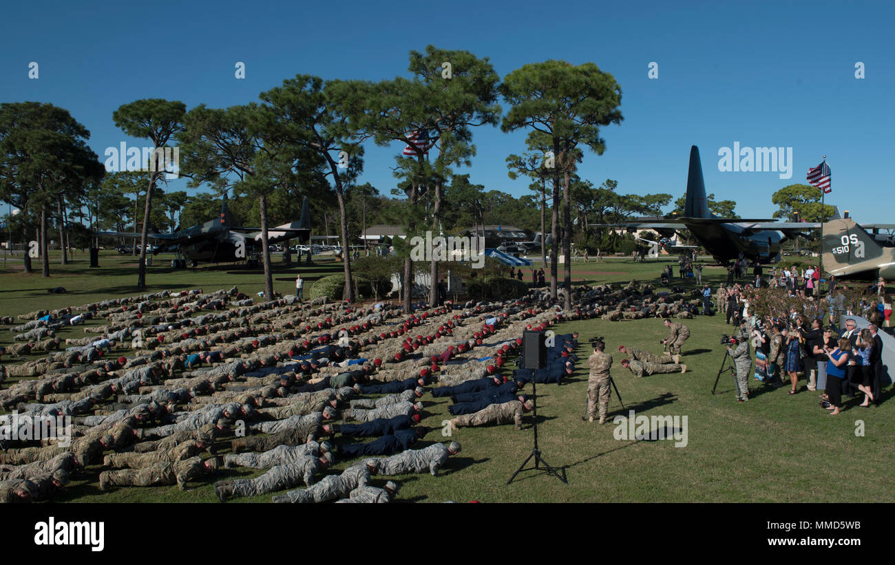 Des centaines de membres de service effectuer Pushups commémoratif en l'honneur des morts à la suite d'une remise de médaille au combiné Hurlburt Field, en Floride, le 17 octobre 2017. Secrétaire de l'Armée de l'air, Heather Wilson, a accordé dix Air Force Special Operations Command valeureux commandos de l'air médailles, dont l'Air Force Cross, pour leurs efforts combinés au cours d'un feu dans un village près de la province de Kunduz, en Afghanistan, le 2 novembre 2016. Le s.. Richard Hunter, un contrôleur de combat avec la 23e Special Tactics Squadron, a reçu le prix de l'Air Force Cross et neuf membres d'équipage de Spooky 43, une AC-130U Gunship w Banque D'Images