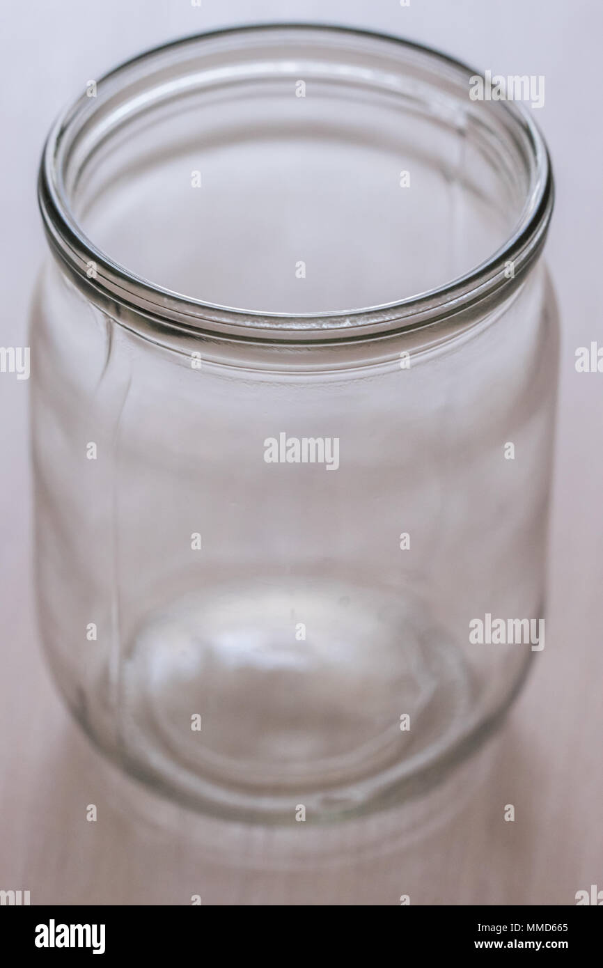 Bocal en verre sur la table Banque D'Images