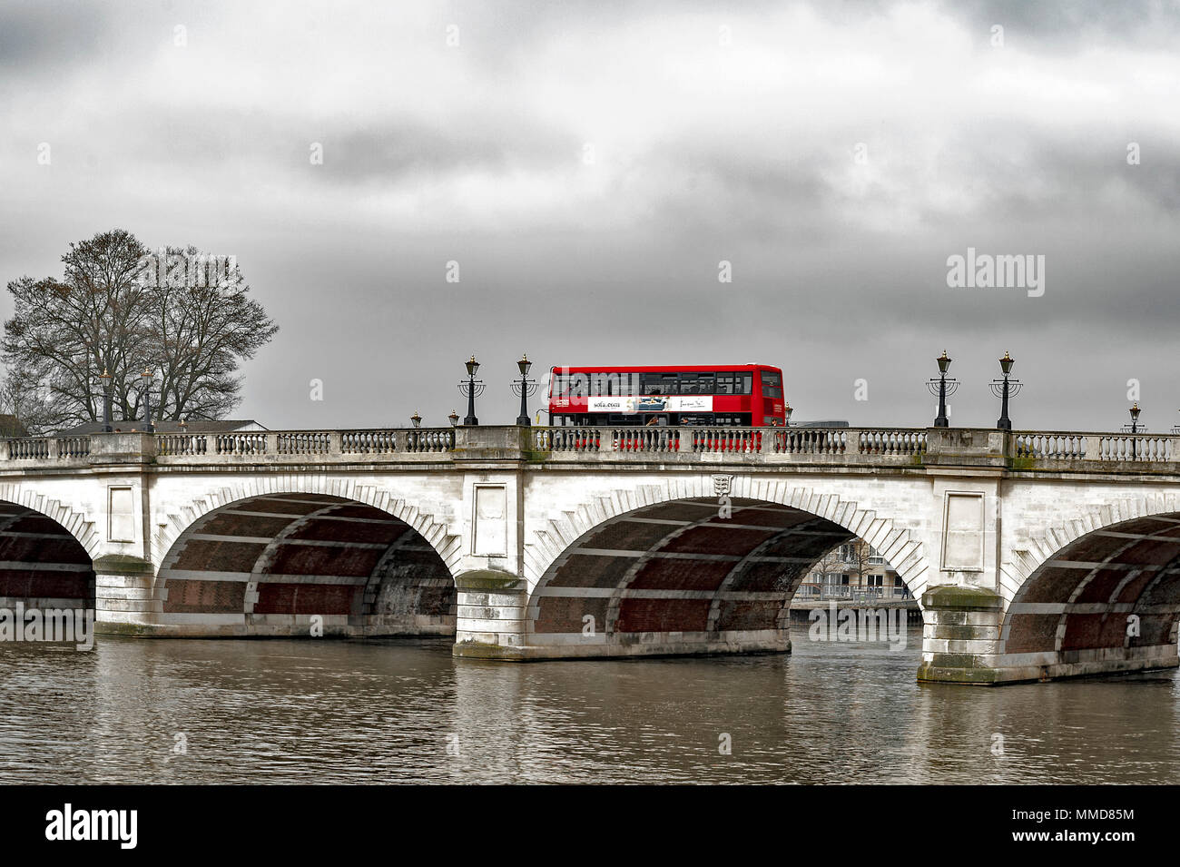 Nouveau Routemaster bus double étage crossing Kingston Bridge sur la Tamise, à Kingston, en Angleterre Banque D'Images