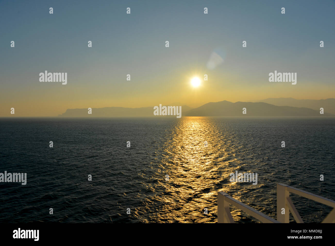 Coucher du soleil à partir d'un bateau de croisière au départ Banque D'Images