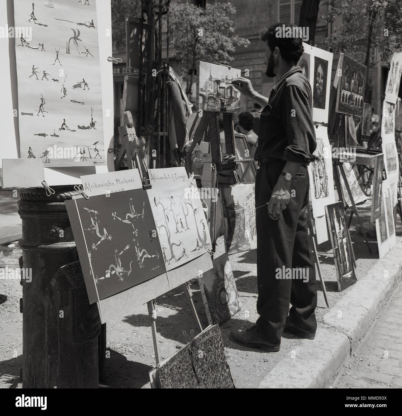 Années 1950, tableau historique d'un artiste de la rue de sexe masculin sur une toile de peinture à la Place du Tertre à Montmartre, Paris, France, une région célèbre pour ses artistes et histoire de l'art, Banque D'Images