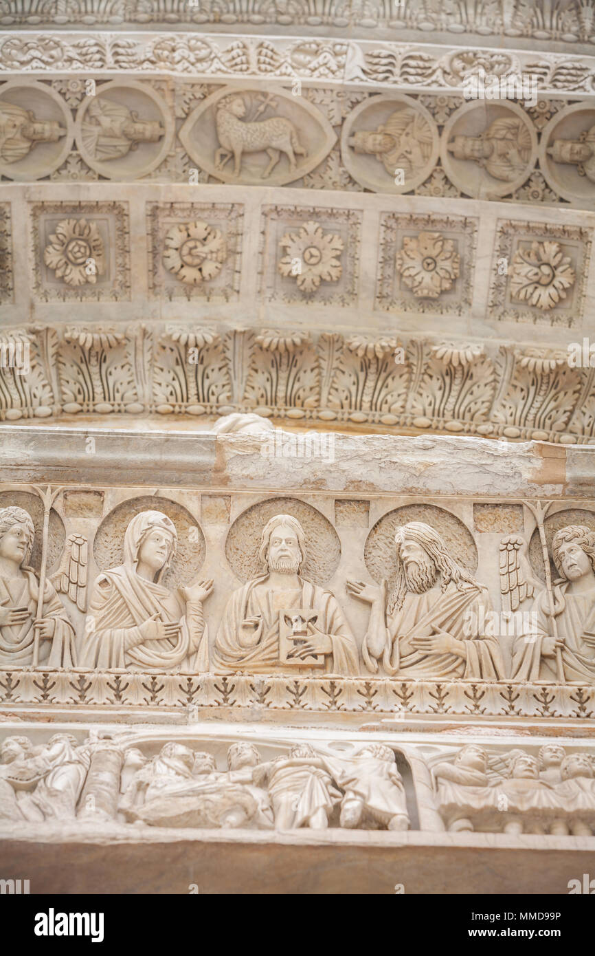 Détails de l'art sur le baptistère de Pise de Saint Jean, édifice religieux catholique romaine à Pise, Italie. Banque D'Images