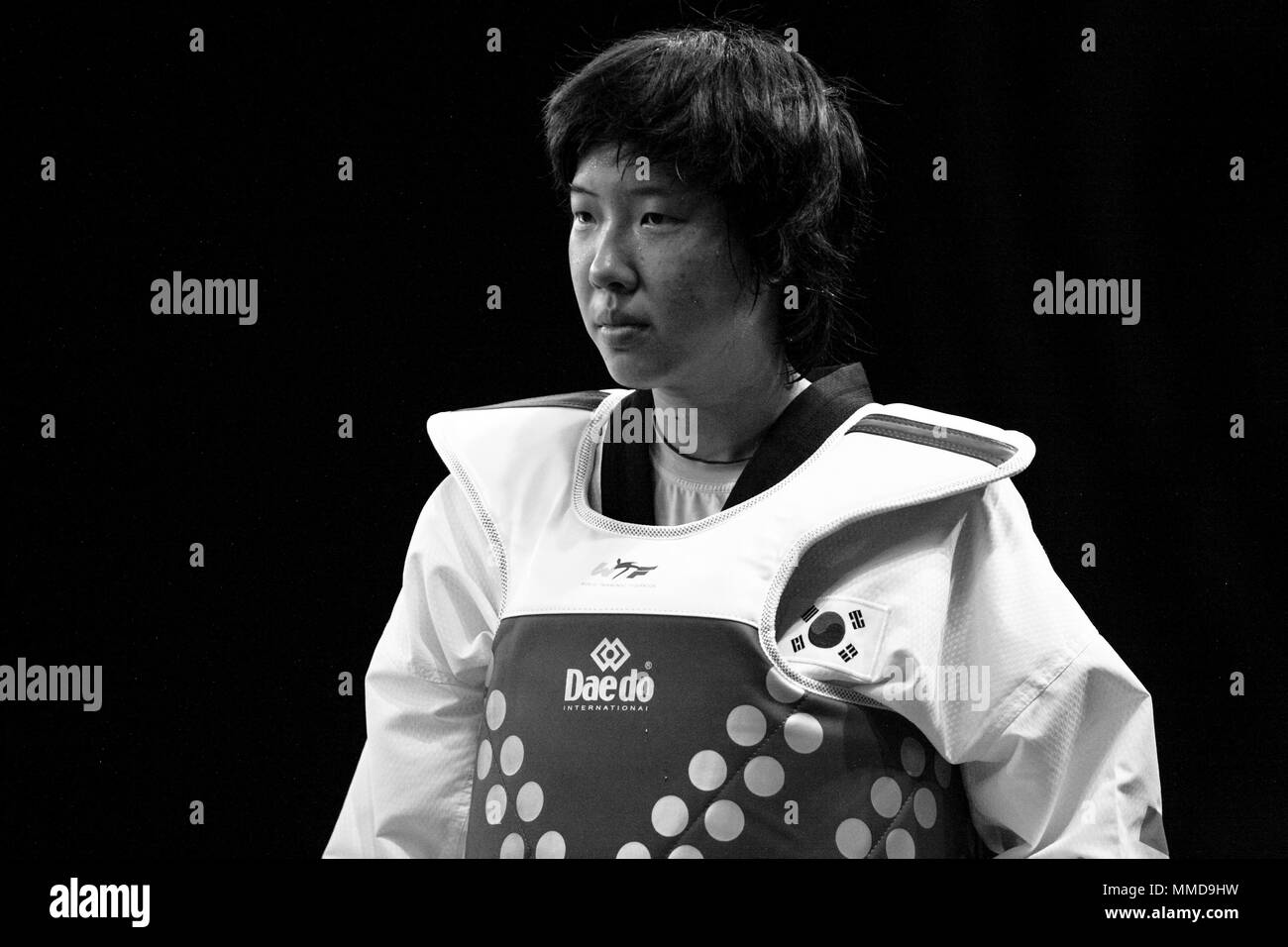 Stella Whitehead de Grande-bretagne contre un bom Sae de Corée en concurrence dans la Women's  + 67kg catégorie au cours des Jeux Olympiques 2012 de Londres se prépare à l'événement Test ExCel Arena, London 4 Décembre 2011 Banque D'Images