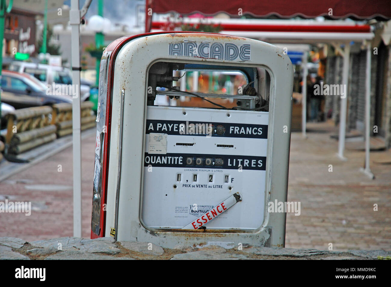 Pompe à essence ancienne dans la station de ski de Les Deux Alpes Banque D'Images