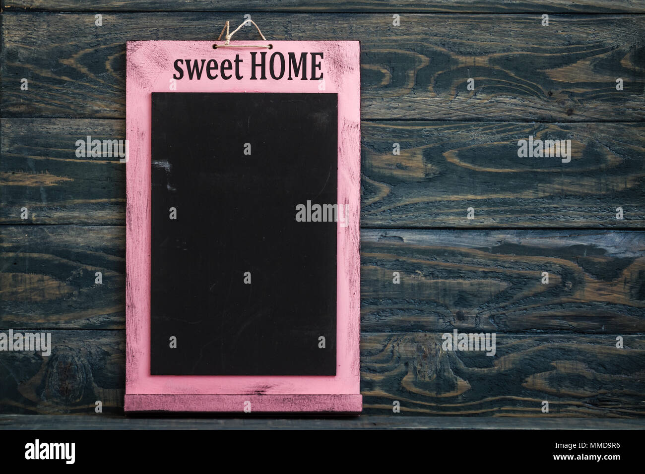 Tableau noir avec texte sweet home dans le cadre en bois de rose Banque D'Images