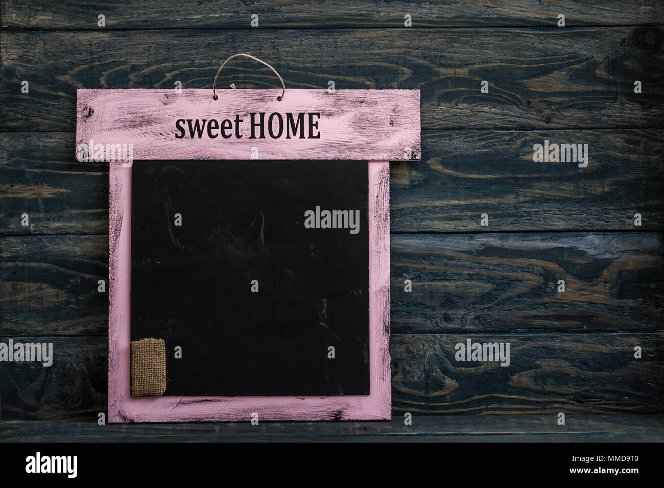 Tableau noir avec texte sweet home dans le cadre en bois de rose Banque D'Images