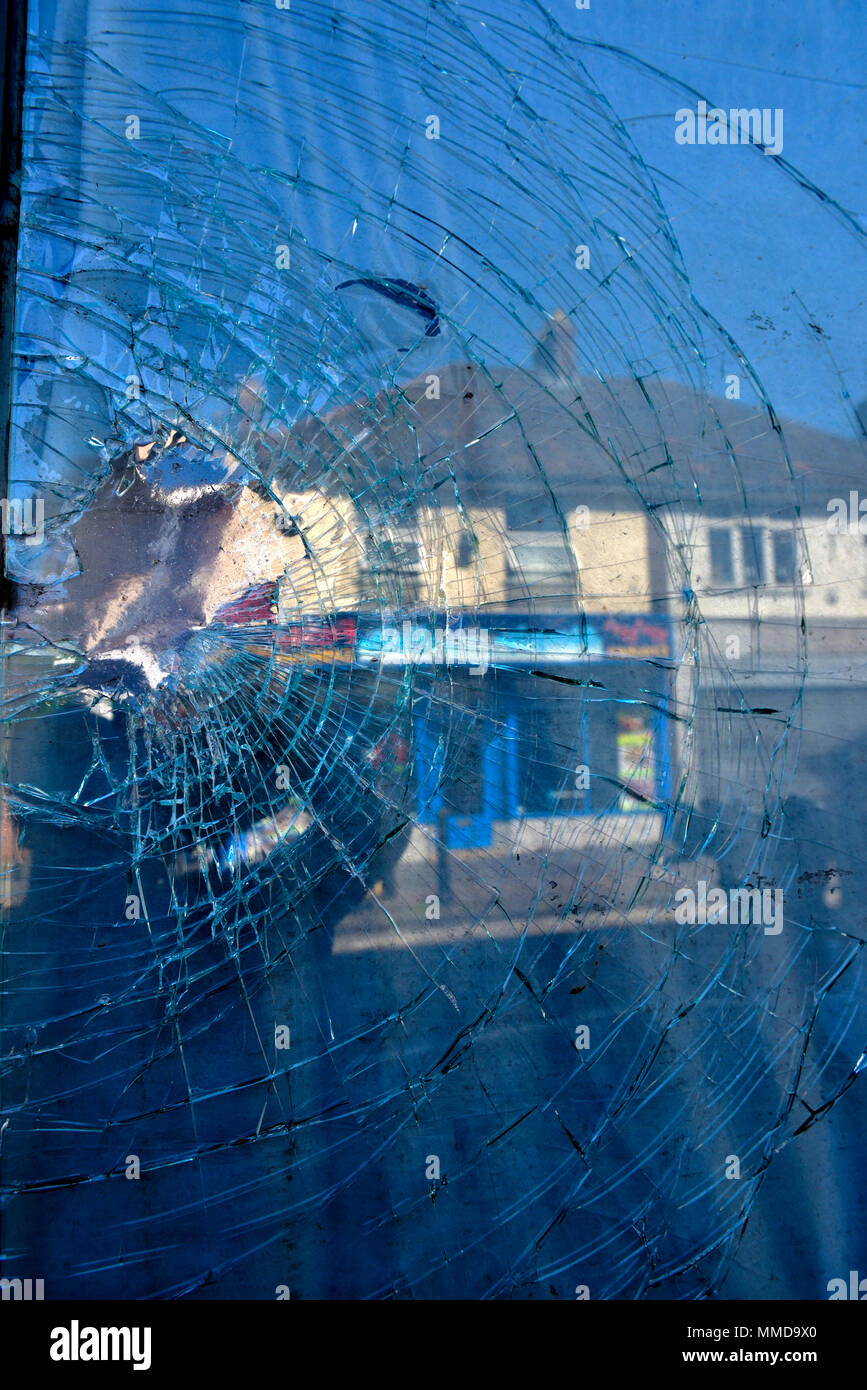 Shattered glass window avec reflection de bâtiments Banque D'Images