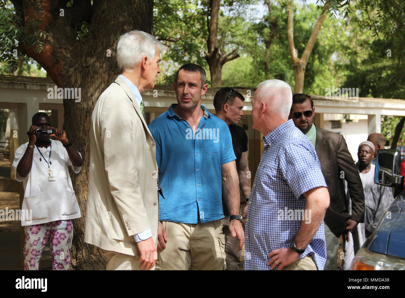 Peter Barlerin, Ambassadeur des États-Unis au Cameroun, des entretiens avec le Capitaine Scott Wyly, Groupe de travail d'Équipe des affaires civiles Darby et Brigue. Le général Eugene J. LeBoeuf, commandant général de l'Armée américaine à l'Afrique de l'Hôpital régional de Garoua. L'équipe de CA est la supervision d'un projet d'assainissement à l'hôpital. TF Darby servir les membres sont affectés dans un rôle de soutien pour les forces camerounaises et la lutte contre l'organisation extrémiste violent Boko Haram. Banque D'Images