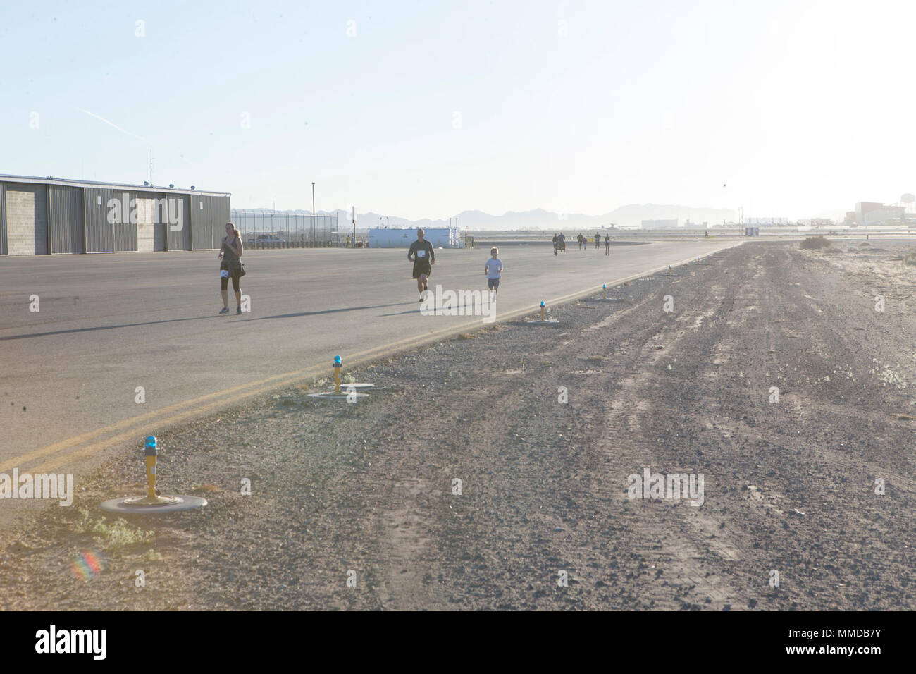 Les Marines américains et les civils participent à une course de 5 km sur le Marine Corps Air Station Yuma's flightline pendant l'interprétation de l '2018 piste 5k Fun Run' au MCAS Yuma (Arizona), le 17 mars. MCAS Yuma et Marine Aviation armes et tactiques 1 l'Escadron a accueilli la course. À la fin de la course, le Commandant d'MAWTS-1, le Colonel J.B. Wellons, a fait don d'un chèque à l''Semper Fi Fonds". (U.S. Marine Corps Banque D'Images