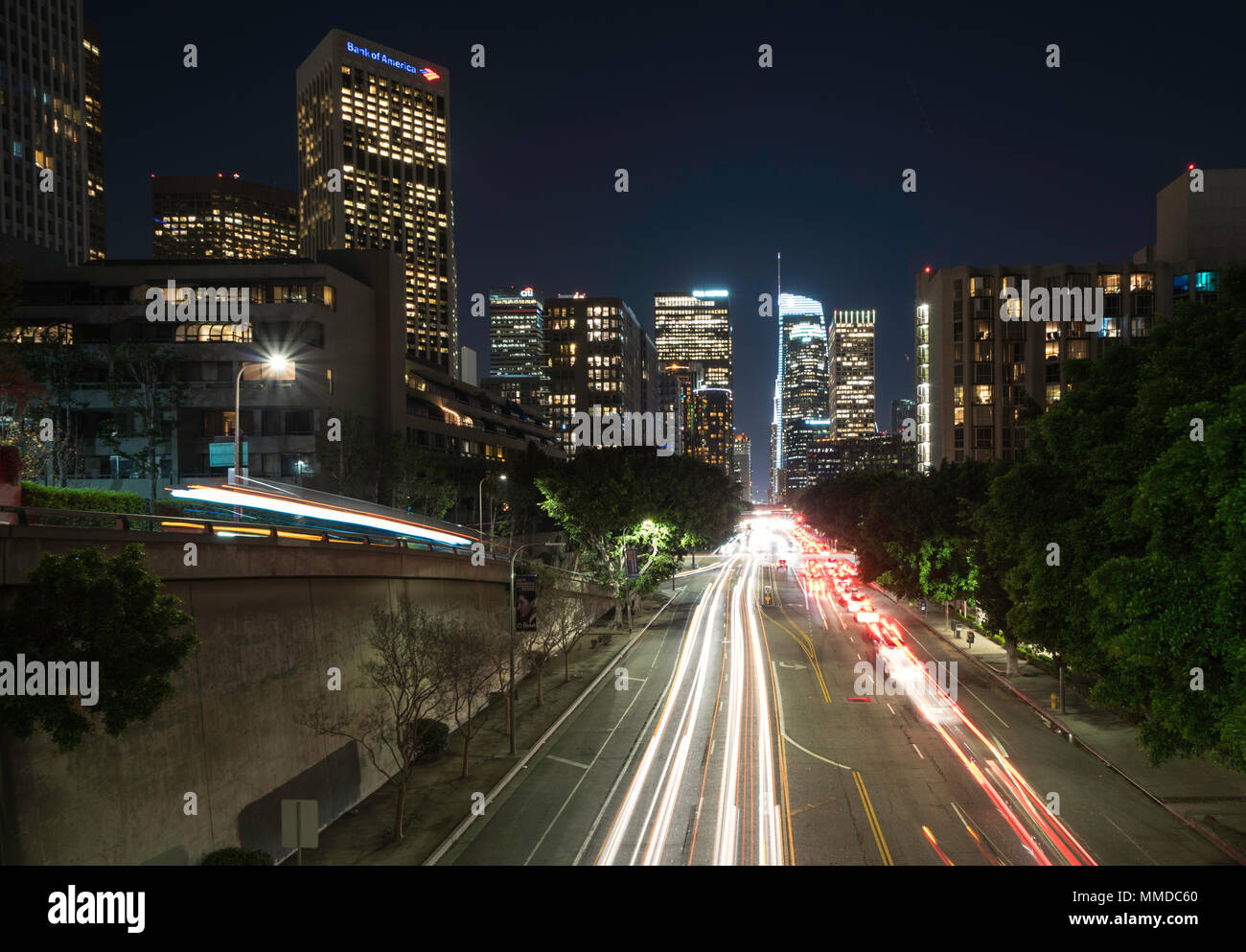 Le centre-ville de Los Angeles le trafic de nuit , une exposition longue, avec des sentiers à travers les rues du centre-ville Banque D'Images