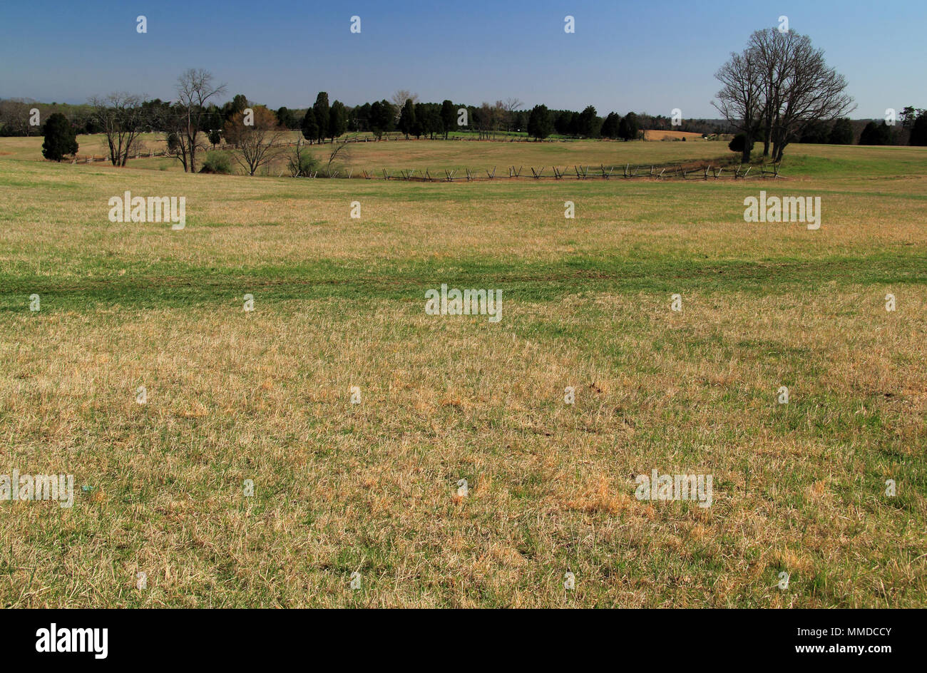 Le champ paisible et tranquille vu ici à Manassas National Battlefield Park une fois été témoins de deux batailles brutales au cours de la guerre civile américaine Banque D'Images