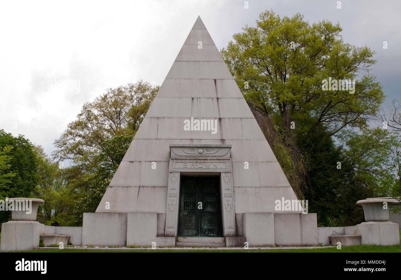 La pyramide de la famille Harry Brown Wiliam mausolée, Homewood cimetière à Pittsburgh, Pennsylvanie Banque D'Images