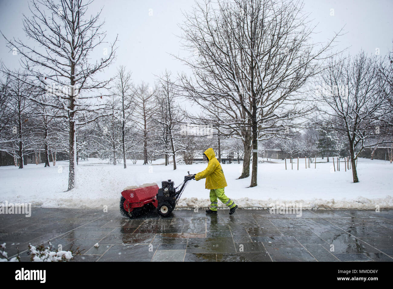 La neige est enlevée par un employé contractuel au centre de la Cour de columbarium du cimetière national d'Arlington, Arlington, Virginie, le 21 mars 2018. C'était le deuxième jour de printemps, quand une tempête de neige a frappé la région de la capitale nationale. (U.S. Army Banque D'Images