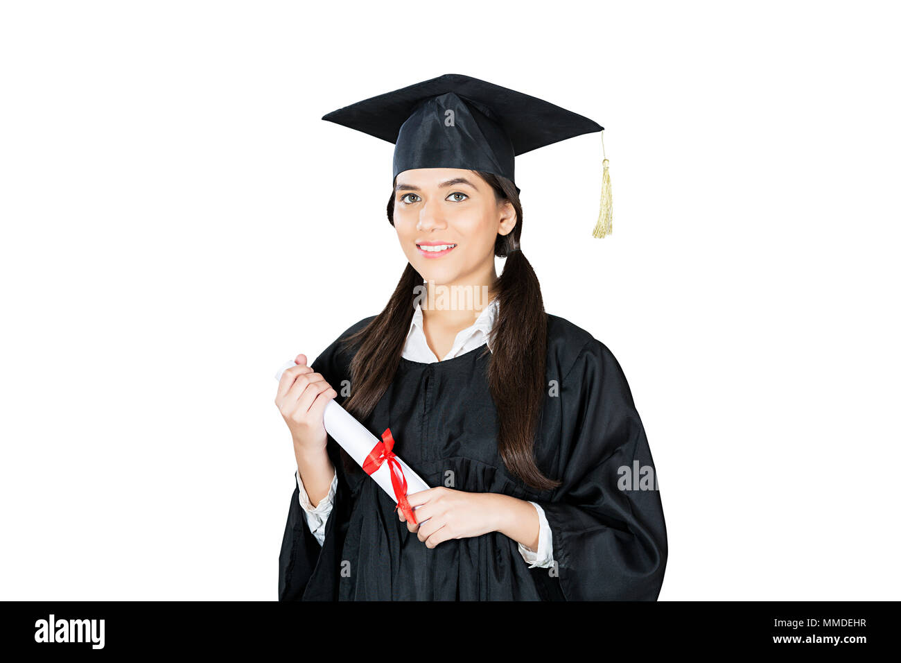 Un adolescent Girl student graduation gown et cap holding diploma certificat. Banque D'Images