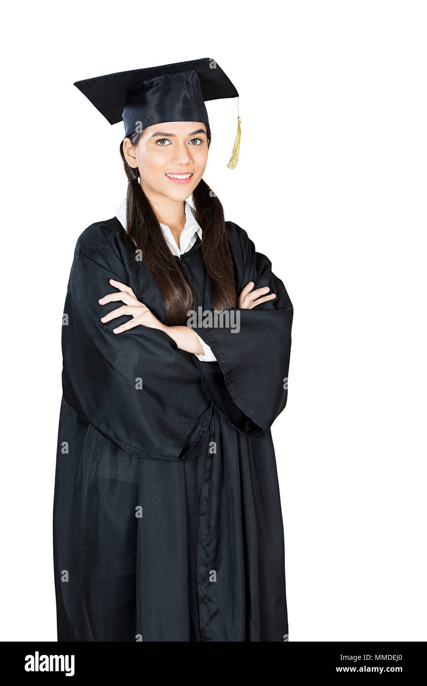Une femme diplômée en Cap and Gown sentiment permanent si fiers et de bonheur Banque D'Images