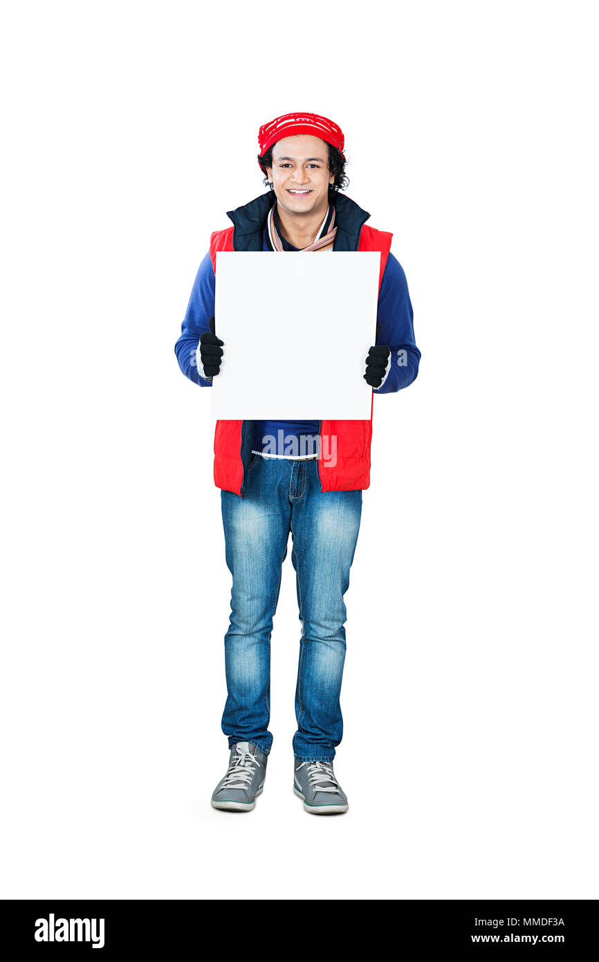 Un jeune homme portant des vêtements d'hiver Holding Blank Message Board Banque D'Images