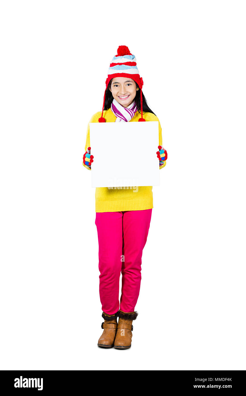 Une jeune fille dans des vêtements d'hiver Holding Blank White Board Banque D'Images