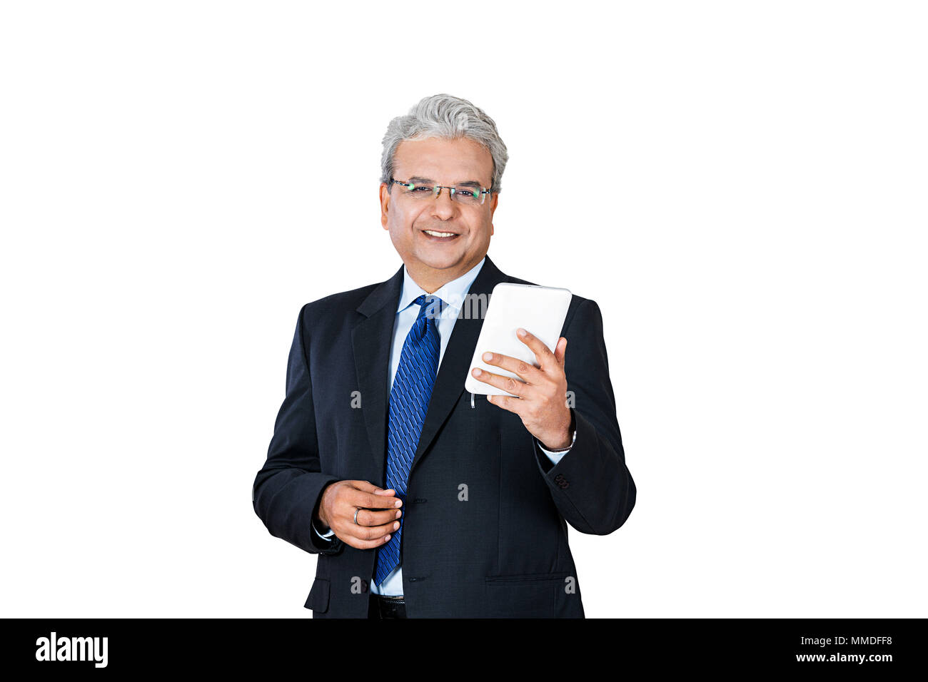 Un homme d'affaires Senior Text-Messaging Mobile-Tablet Numérique SMS Envoi Banque D'Images