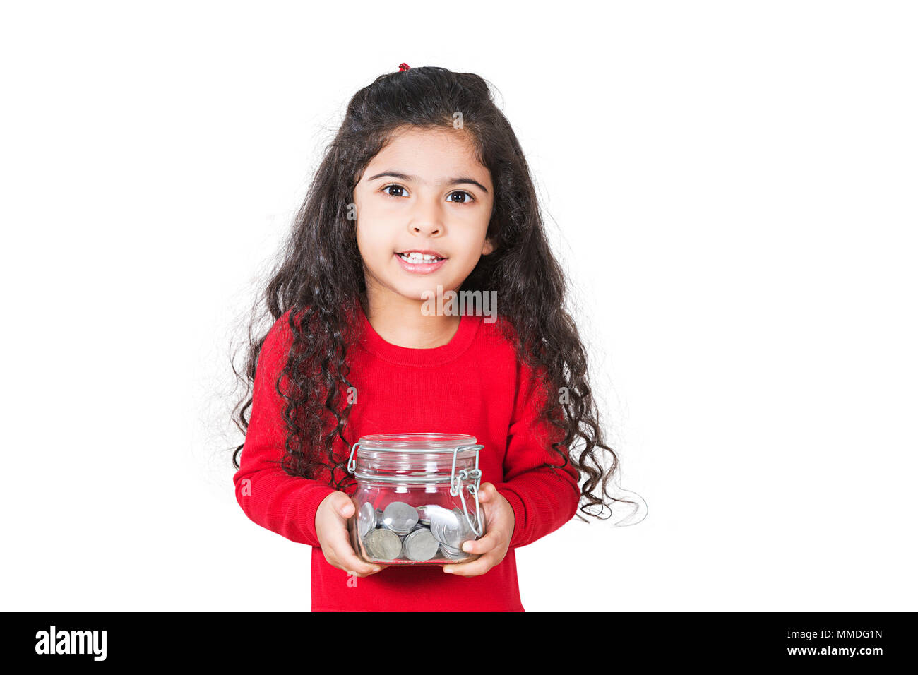 Une petite fille à Holding pot de pièces d'économiser de l'argent Tirelire Banque D'Images