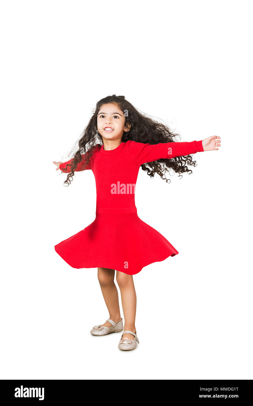 Heureux l'un Kid Girl Dancing in Profitez d'White-Background ludique Banque D'Images