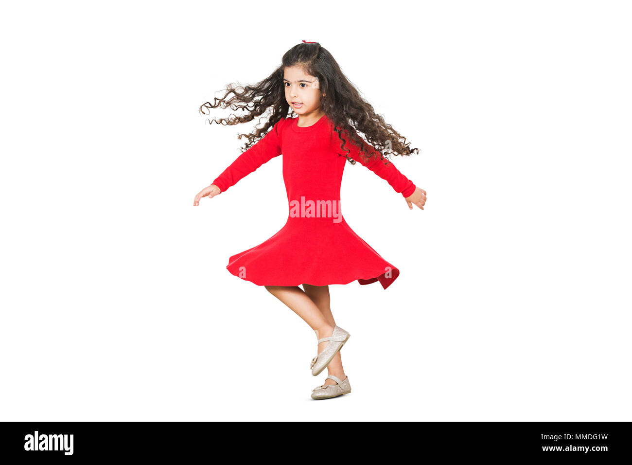 Une petite fille espiègle tournant danse joyeuse fun heureux Banque D'Images