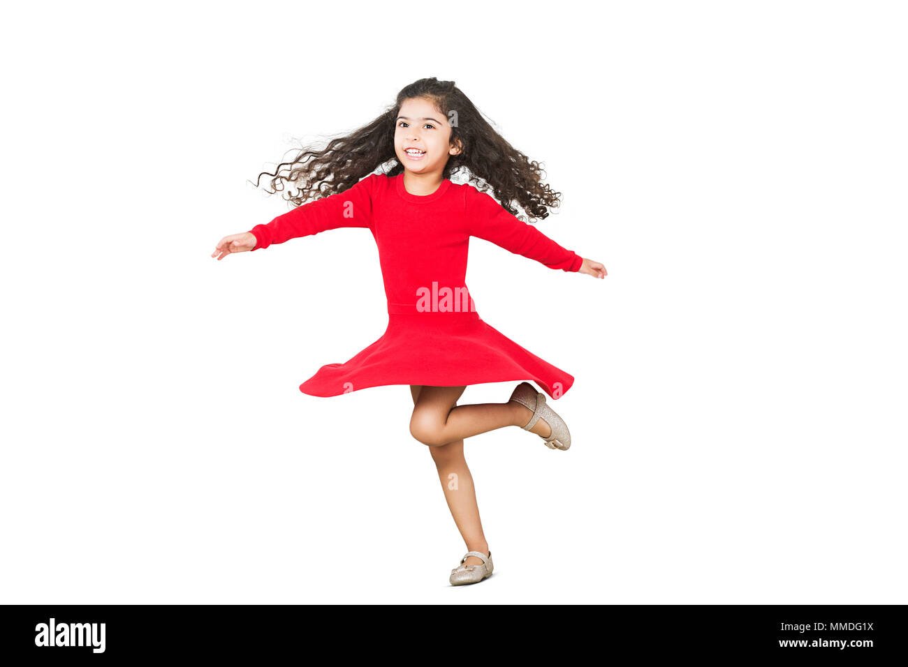 Une petite fille à Danseur Fun Cheerful profiter Fond blanc Banque D'Images