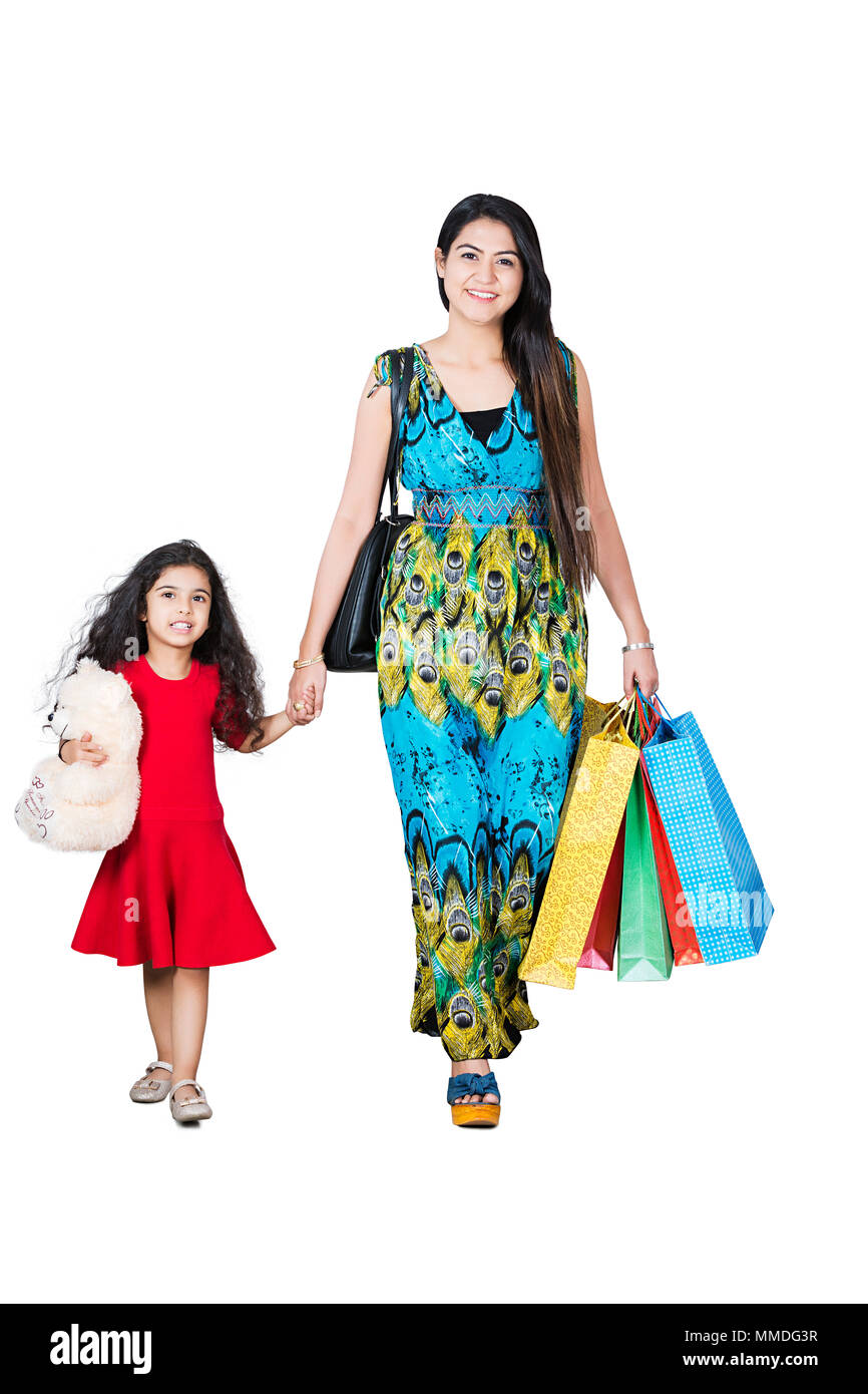 Un Mère et enfant fille Holding shopping bags and walking Banque D'Images