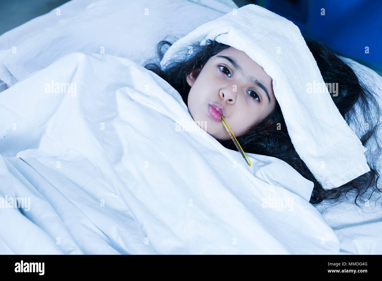Sick girl Lying-lit avec le thermomètre dans la bouche fièvre élevée In-Hospital Banque D'Images