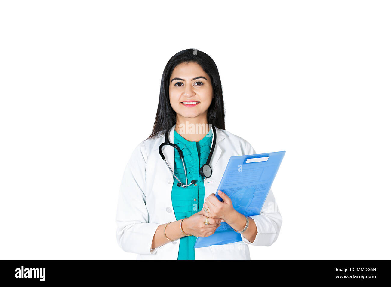 Sourire d'une femme médecin Holding clipboard Medical Health Report Banque D'Images