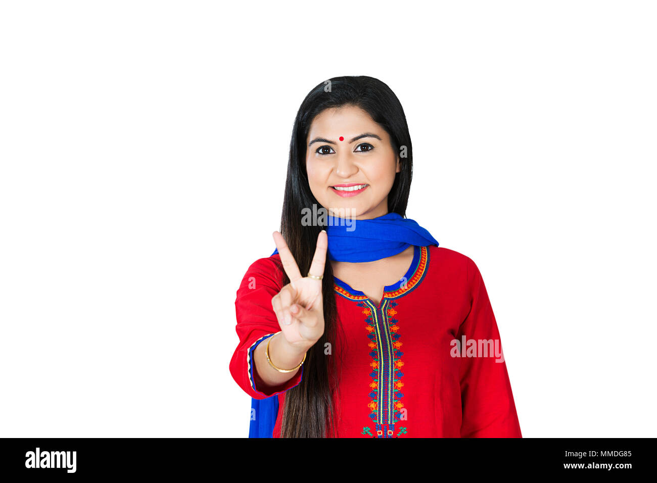 Une femme indienne traditionnellement doigt montrant un signe de paix. Smiling Banque D'Images
