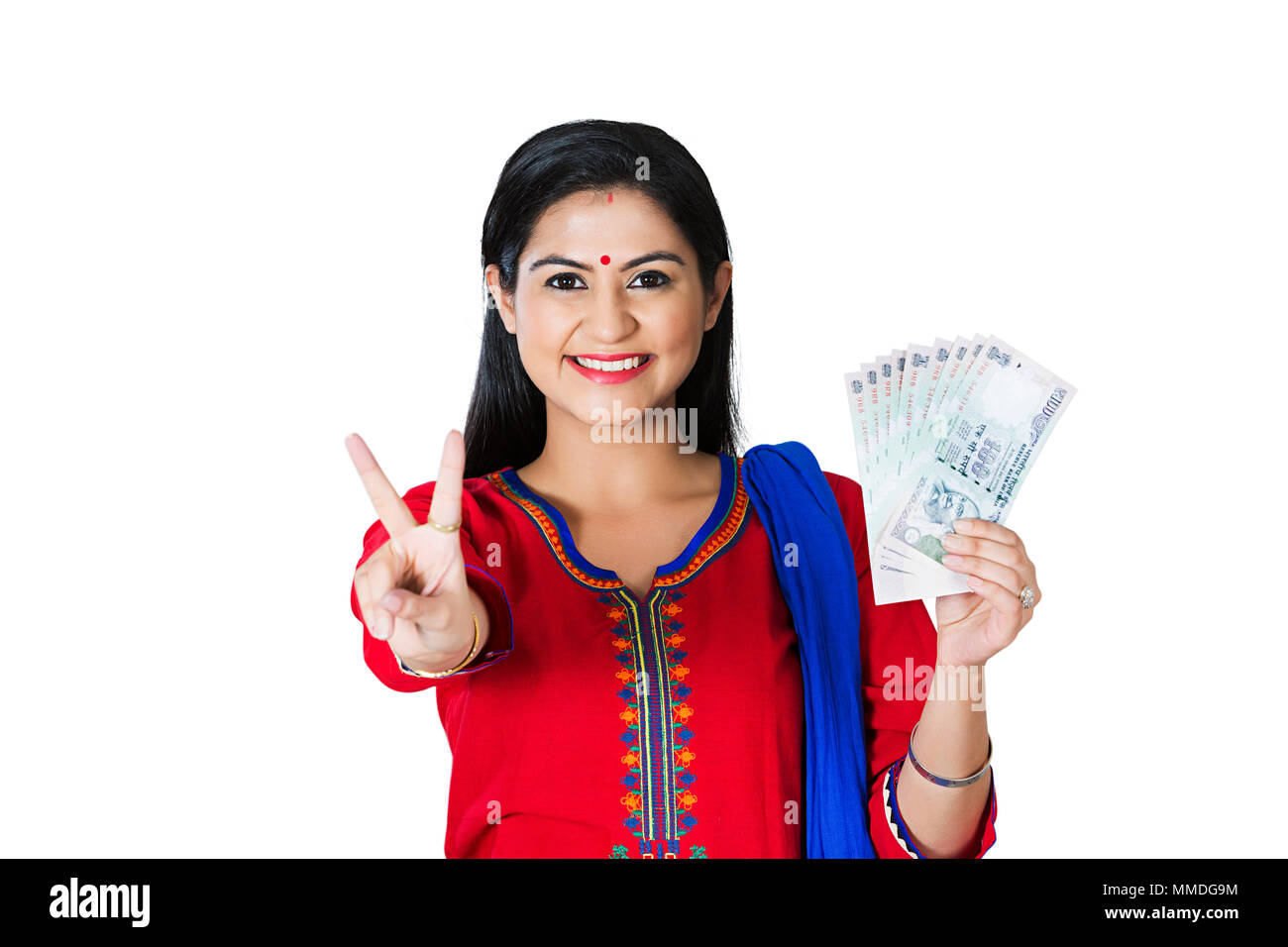 Une femme indienne Roupie Holding 100 Notes et décisions V Victoire-sign Banque D'Images