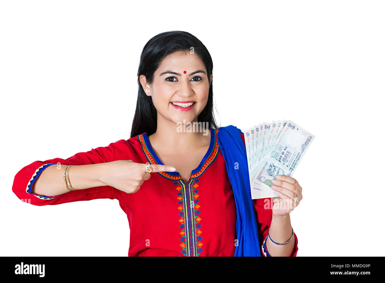 Sourire d'une femme, en montrant son Rupee note avec son doigt Banque D'Images