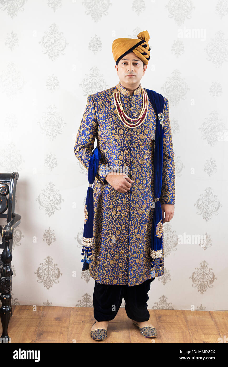 Un homme robe de mariage porter brocart sherwani de composé de travailler Banque D'Images