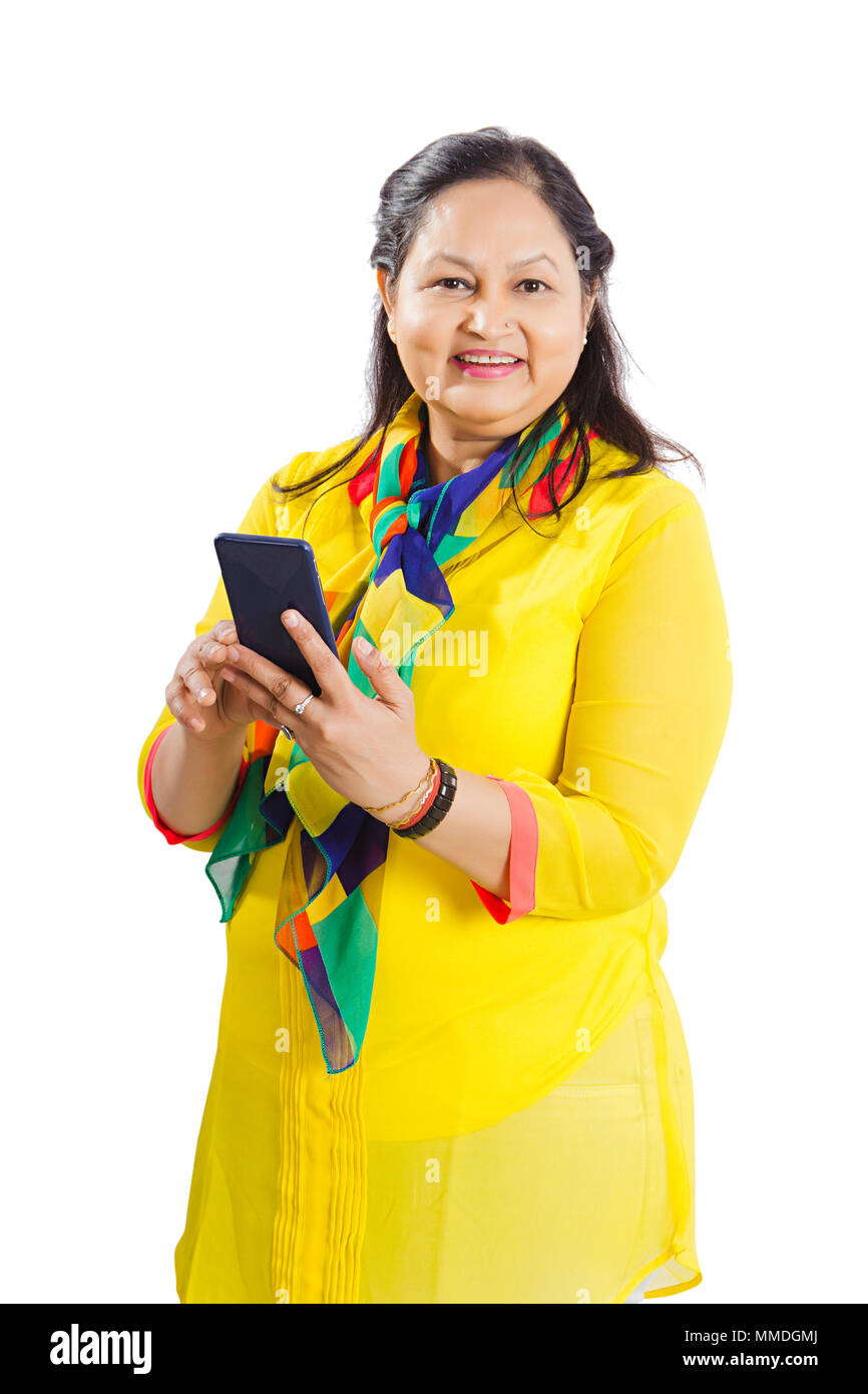 Une vieille femme sourire l'envoi de SMS Text-Message On Cell Phone Banque D'Images