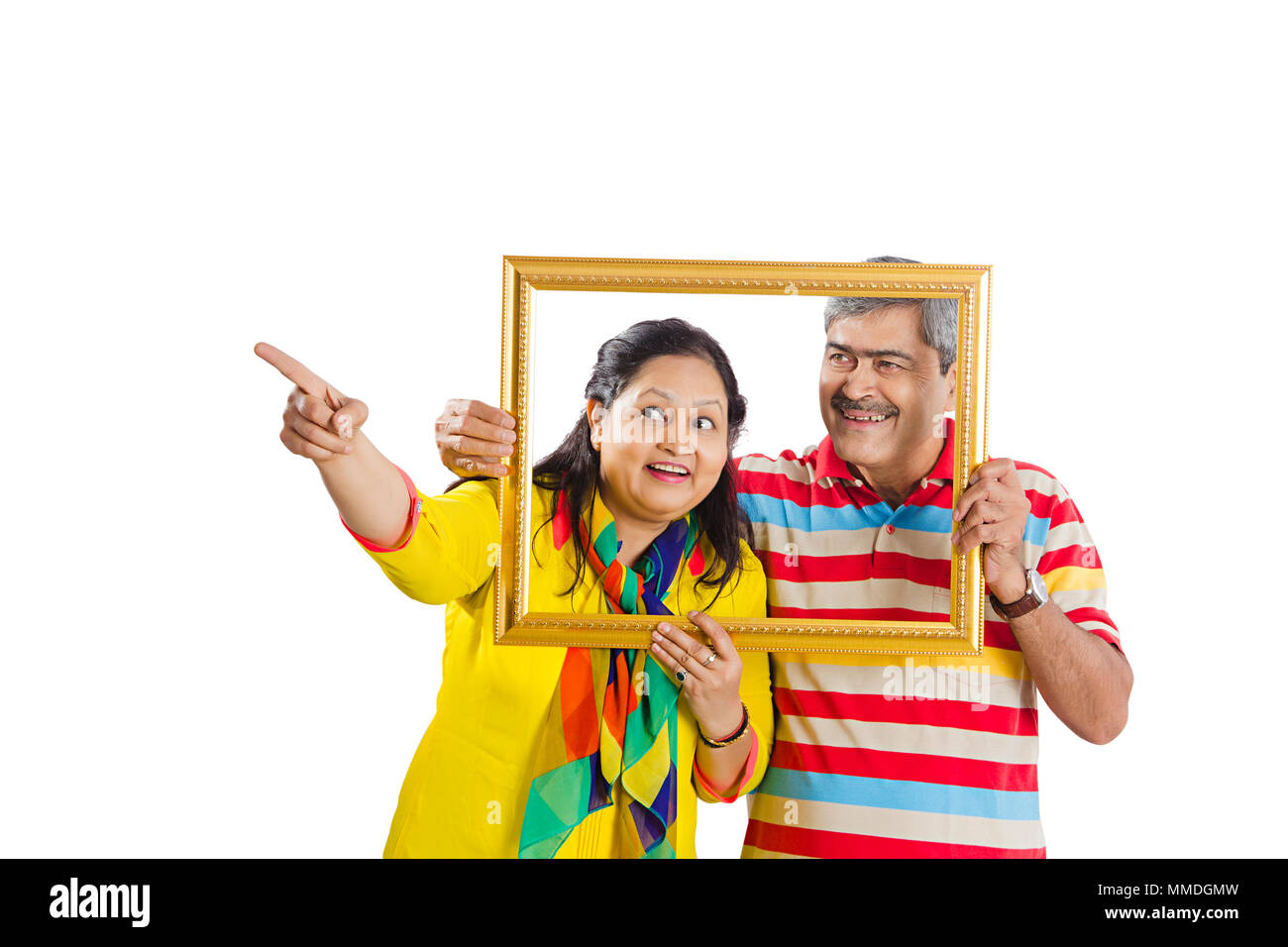 Deux heureux Senior Couple holding photo frame à jet franc pointant montrant Banque D'Images