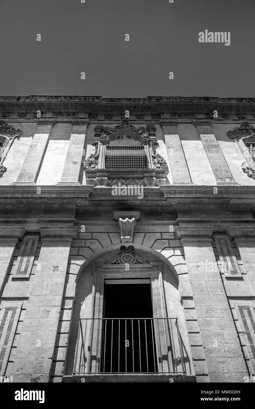 San Francesco est l'une des nombreuses nouvelles églises construites après la ville de Noto a été pratiquement détruit par le tremblement de terre de 1693. De style baroque Banque D'Images