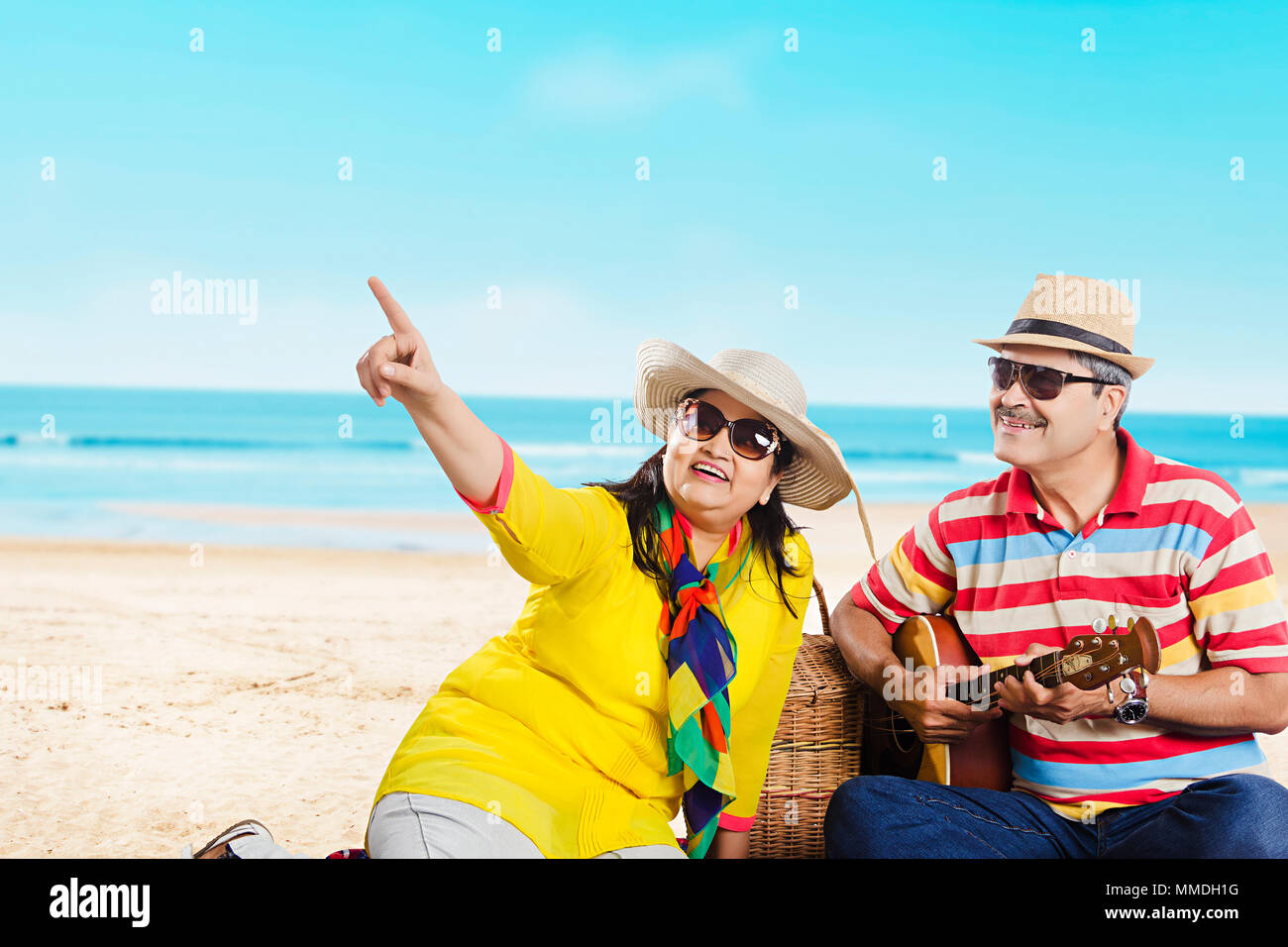 Senior couple in love having picnic in-Beach avec guitare Profitez Banque D'Images