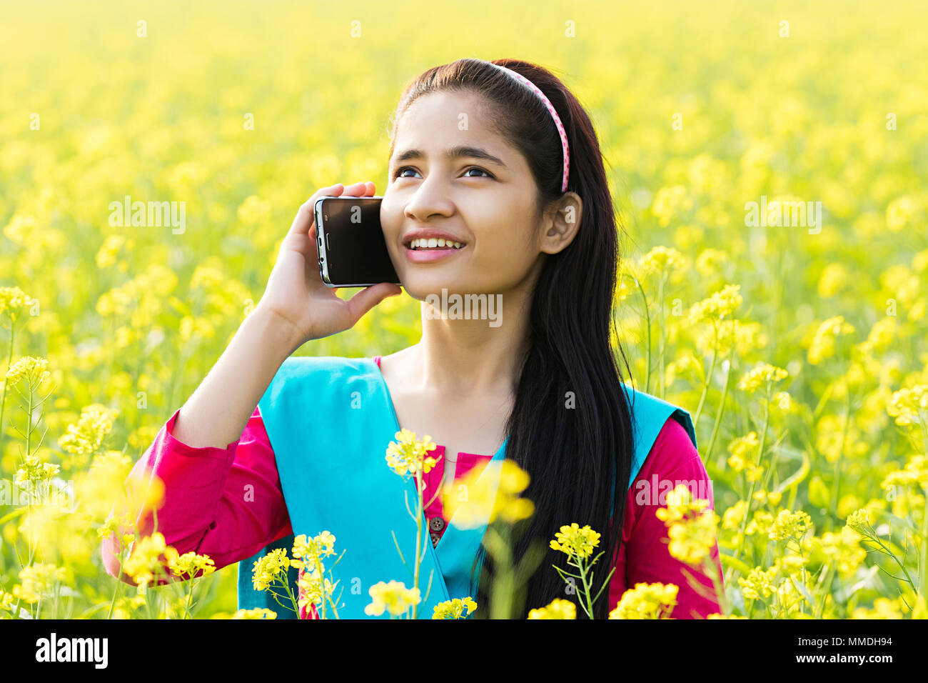 Un jeune Rural Girl Talking On Smart Phone Farm Village Banque D'Images