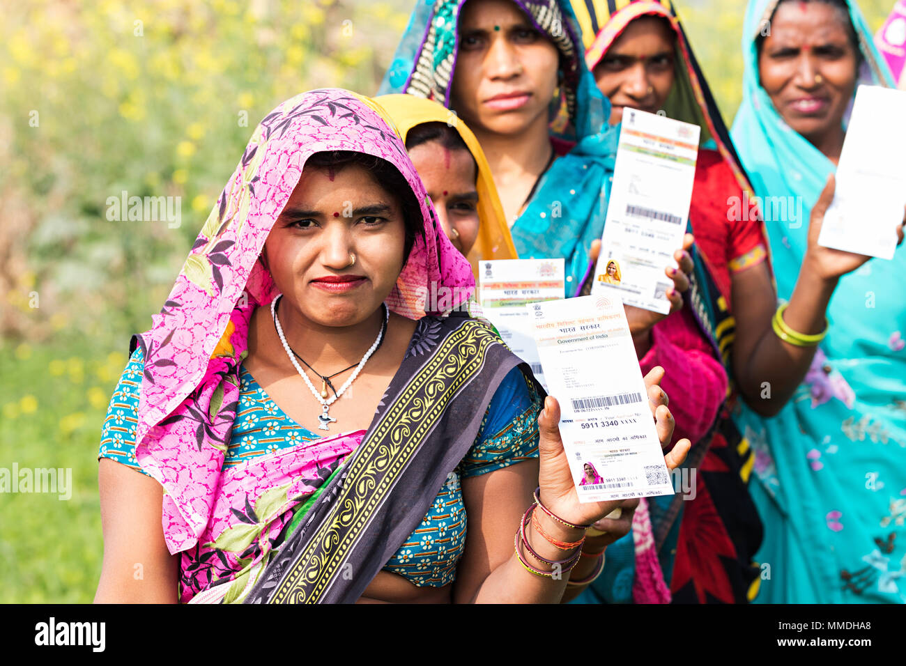 Villageois Rural groupe Carte Aadhar montrant des femmes du village d'identité du gouvernement Banque D'Images