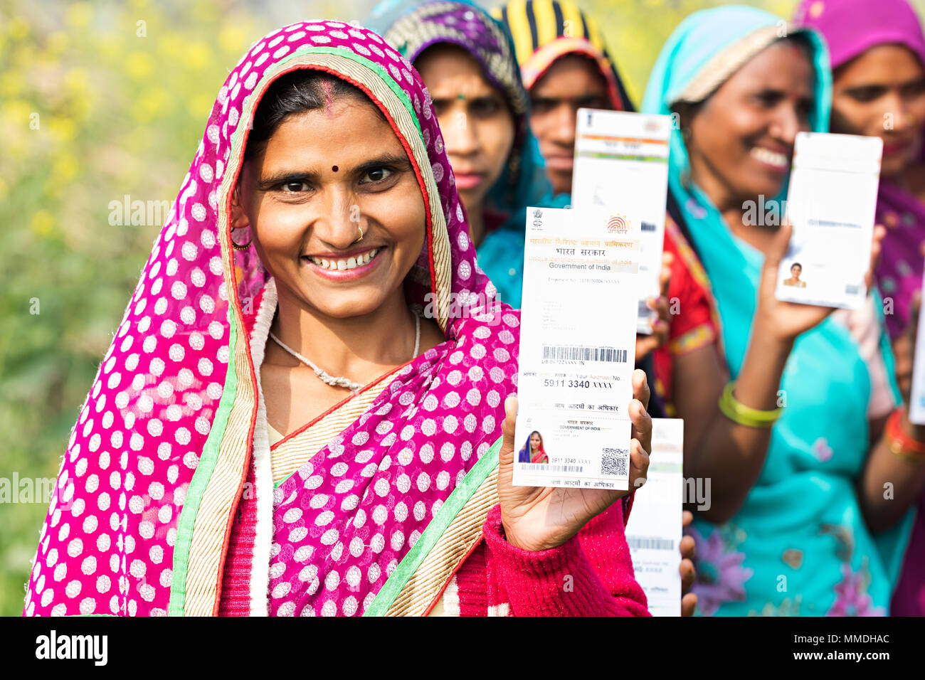 Villageois Rural groupe Womens montrant Aadhar Gouvernement Carte Village Id Banque D'Images