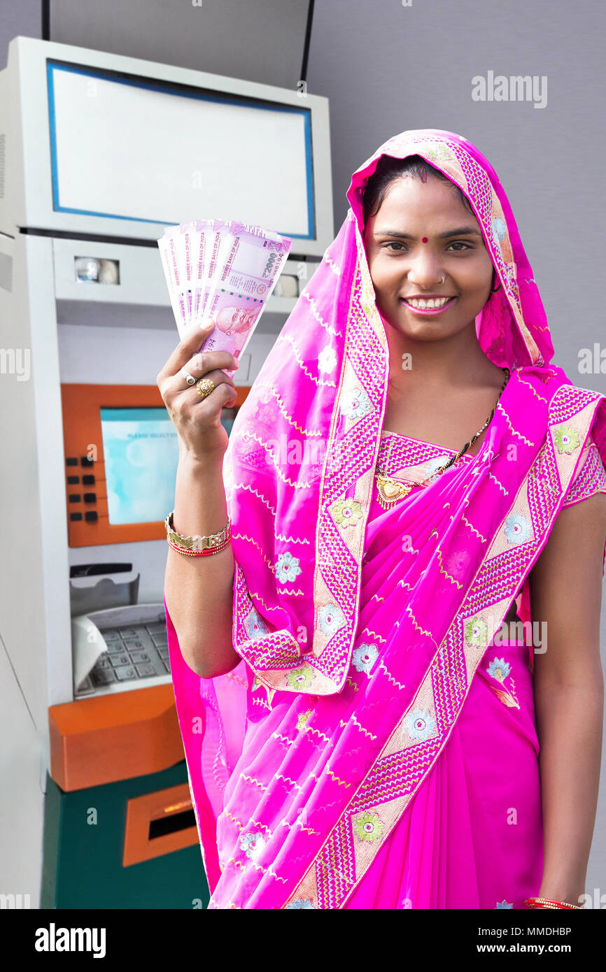 Un villageois Rural Woman Showing 2000 Billets Roupie, Cash-Machine retirer de l'argent Banque D'Images