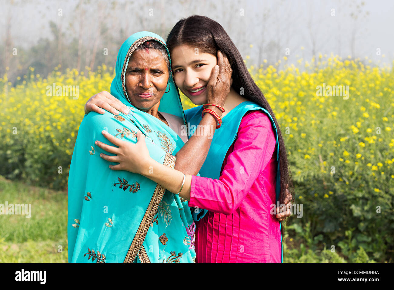 Mère et Rural Smiling Teen fille aimante Soins Farm Village Banque D'Images