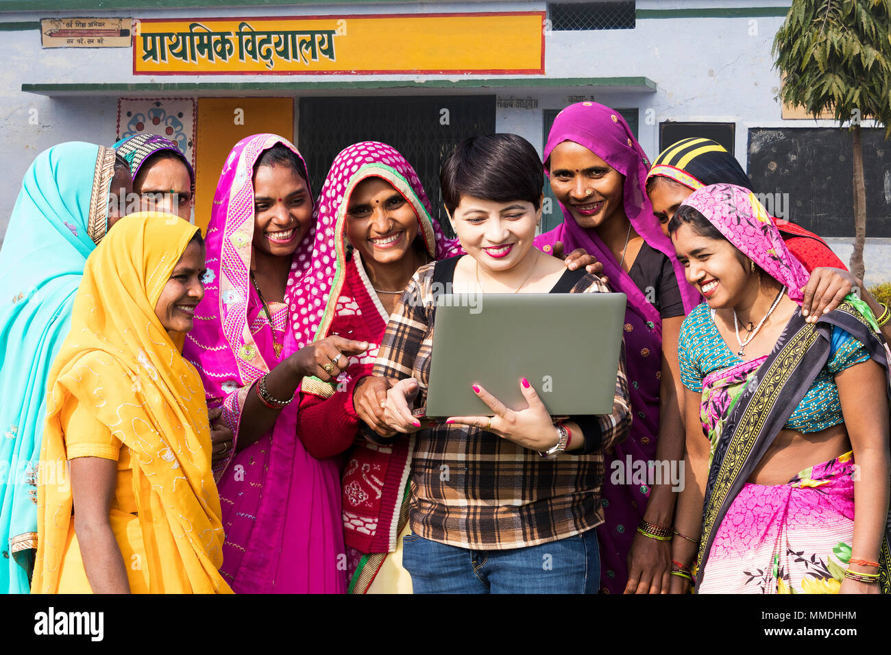 Chers étudiants de l'école rurale de groupe et de l'enseignement Enseignant Ordinateur portable E-Learning Village Banque D'Images