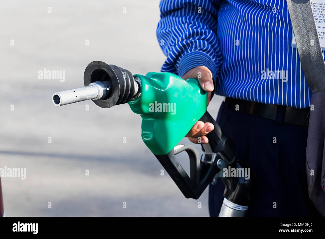 Close-Up masculin Hand holding Tuyau de carburant, d'augmenter l'essence.Petrol-Pump Banque D'Images