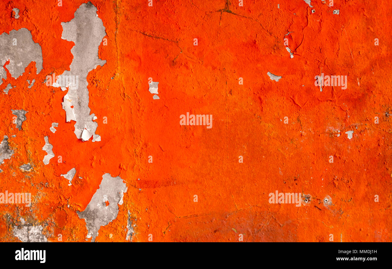 Couleur orange peint sur mur de béton sont peeling. Vieux et sale wall texture background avec l'espace. Banque D'Images
