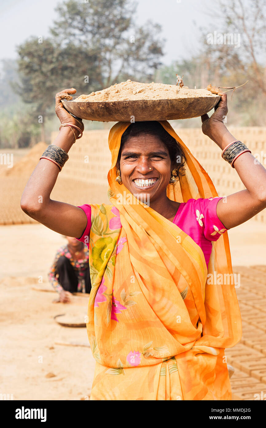 Femme rurale Factory Worker Carrying argile pour la fabrication de briques brique -Village d'usine Banque D'Images