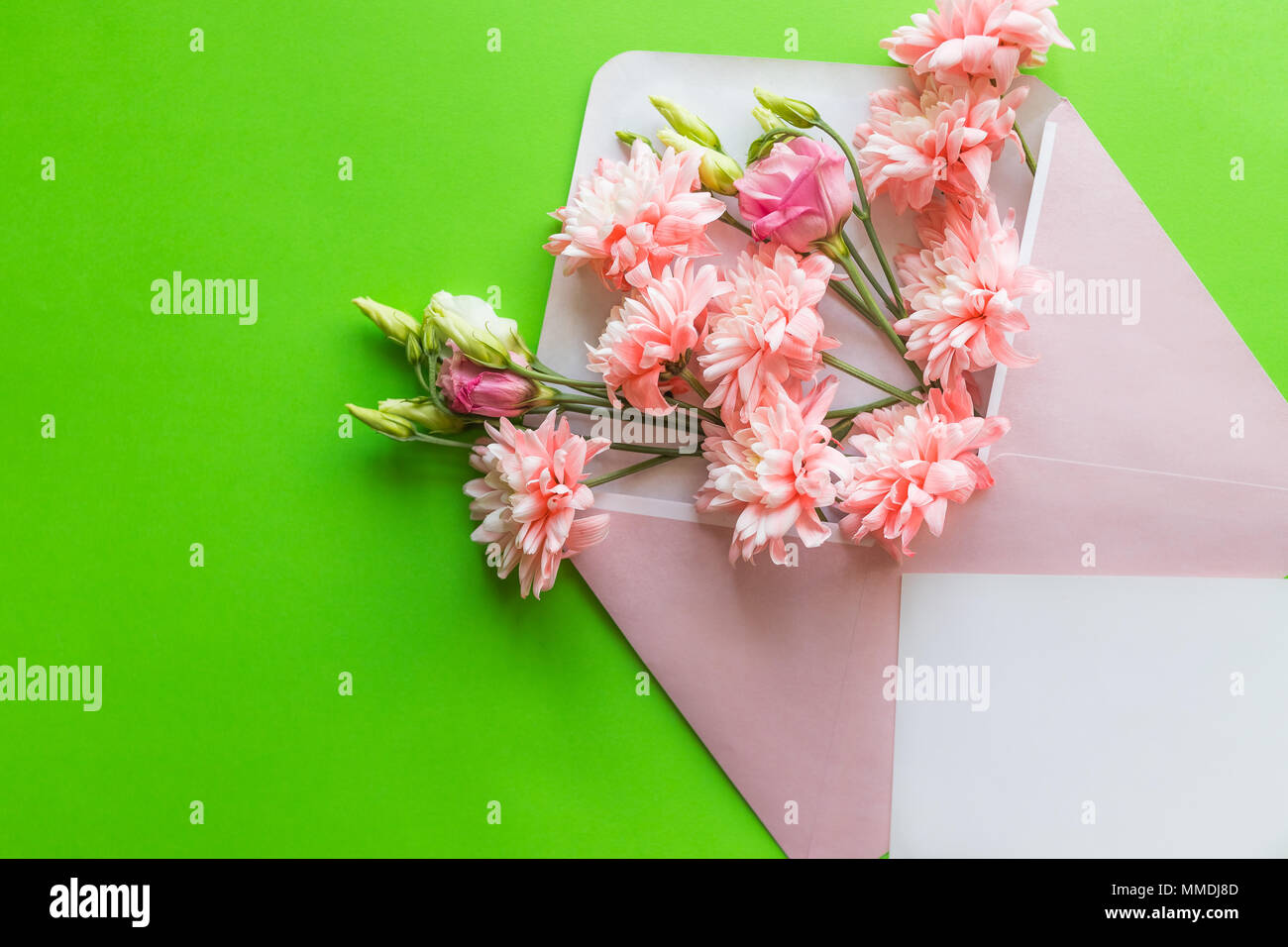 Concept de la Fête des mères. Bouquet de lisianthus roses, des chrysanthèmes avec enveloppe. Remarque pour le papier vierge copie espace.carte dans la fête des mères, mariage, anniversaire ou un remplissage de mot dans l'occasion spéciale Banque D'Images
